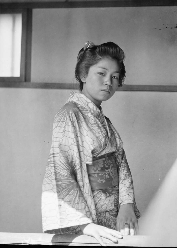 GEnthe-Japan-woman-732x1024