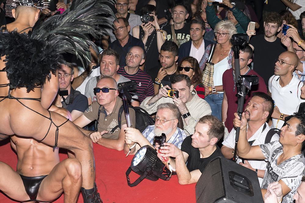 onlookers-taking-pictures-barcelona-erotica-salon-876-body-image-1476799479