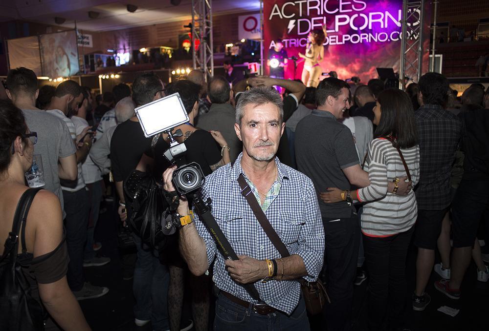 onlookers-taking-pictures-barcelona-erotica-salon-876-body-image-1476802675[1]