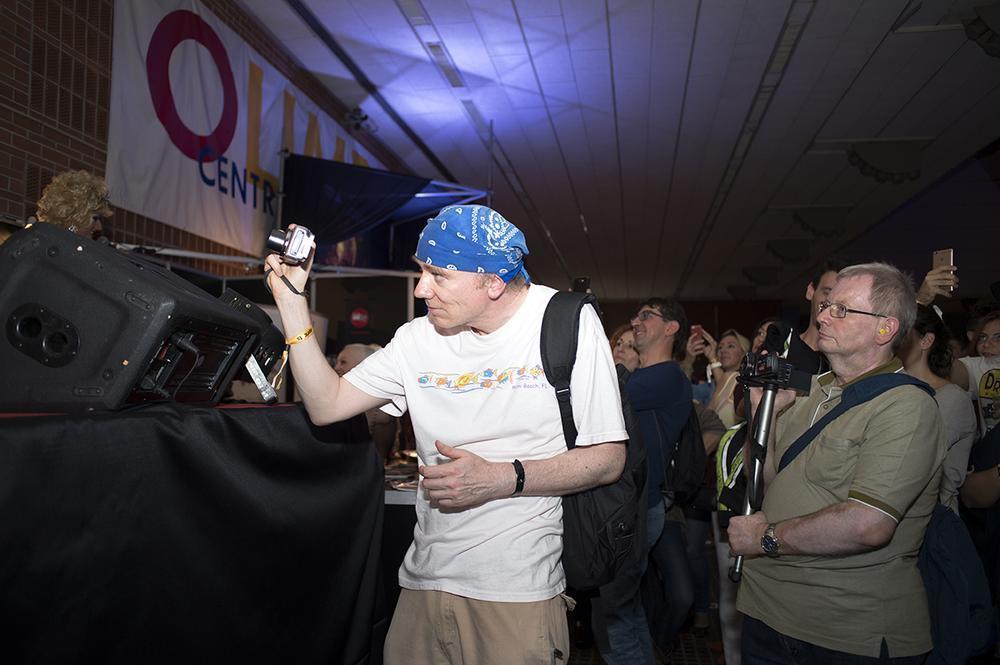 onlookers-taking-pictures-barcelona-erotica-salon-876-body-image-1476803900