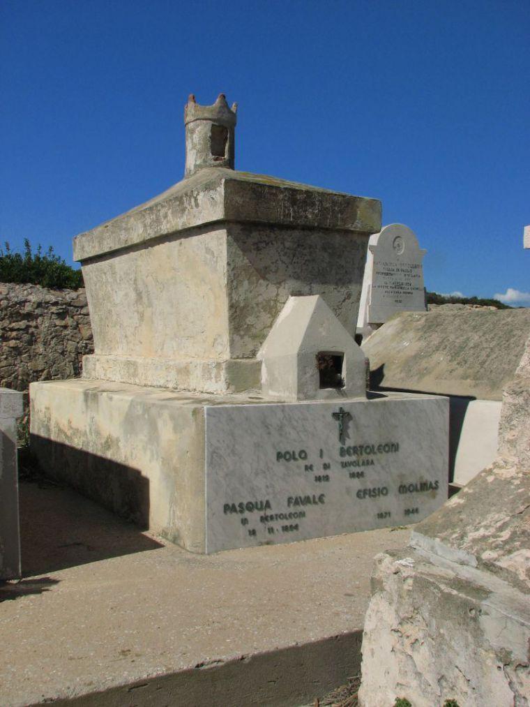 Кралскиот гроб на семејството Таволаре.