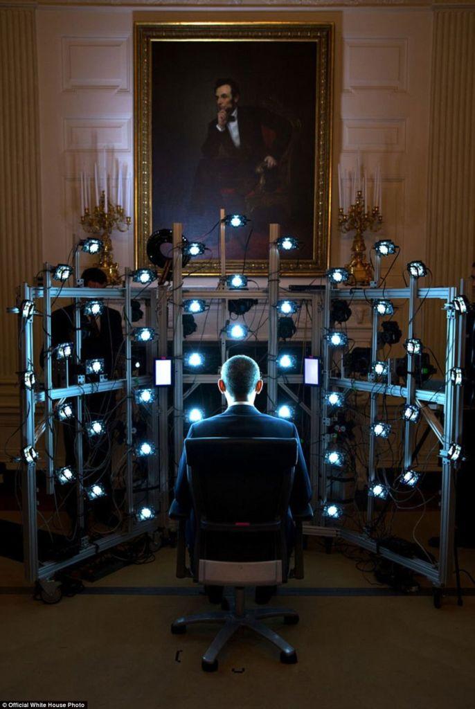 3A3F8F7500000578-3926100-June_9_2014_The_President_sits_for_a_3D_portrait_being_produced_-a-24_1478871704137