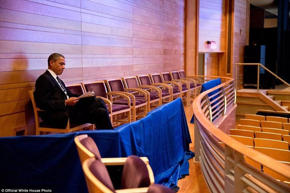 3A3F913400000578-3926100-U_S_President_Barack_Obama_works_on_his_Newtown_speech_at_The_Mu-a-15_1478871703701