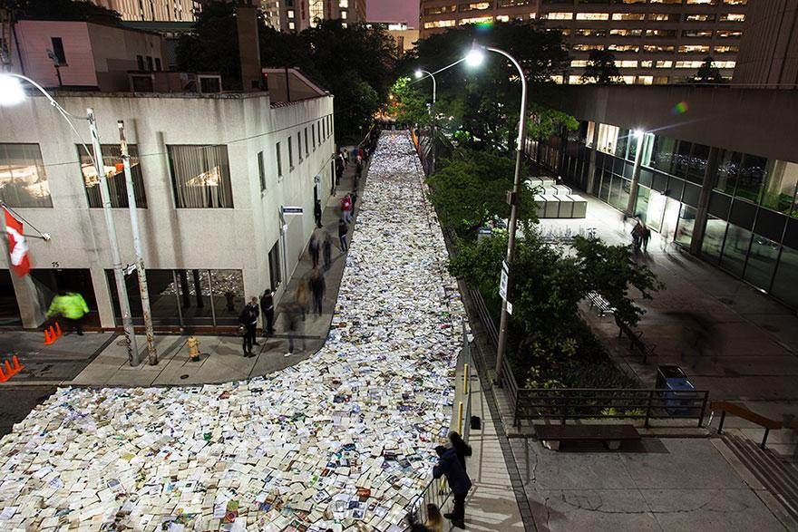 book-installation-literature-vs-traffic-luzinterruptus-toronto-2[1]