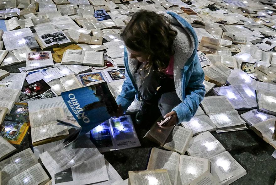 book-installation-literature-vs-traffic-luzinterruptus-toronto-25[1]