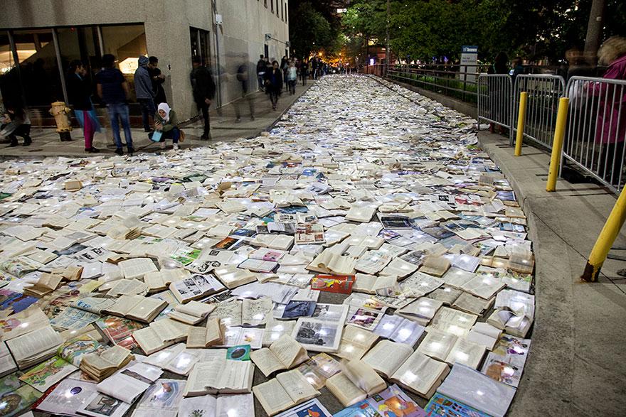 book-installation-literature-vs-traffic-luzinterruptus-toronto-4[1]