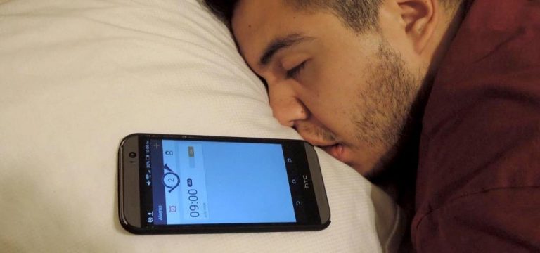 Колку пати стискате „snooze“ на алармот пред да станете? Еве што значи тоа за вашето тело, и што треба да направите