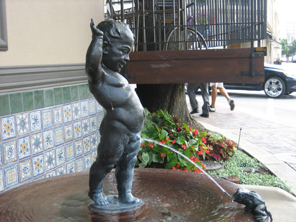 Top-10-Worlds-Most-Shocking-Fountains-boy-urinating