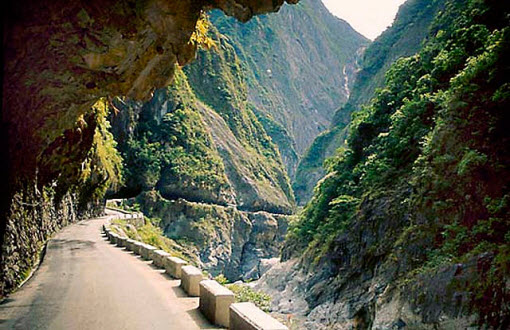 Taroko-Gorge-Road-in-Taiwan-Chungheng-1