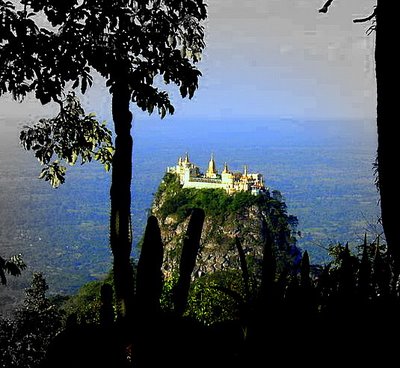 ralf_andre_lettau_-_Buddhist_monastery_on_Taung_Kalat_southwest_of_Mount_Popa
