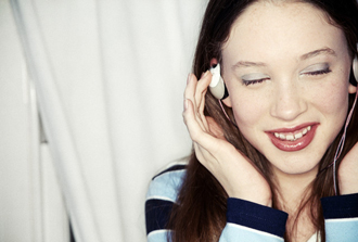 japan-common-330x225-girl-listening-to-music.jpg