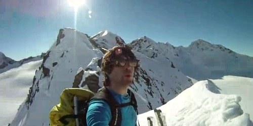 Снимен пад од врв на планина (видео)