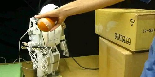Робот контролира човечка рака преку електроди (видео)