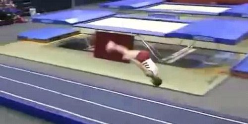 Импресивен гимнатсички потег (видео)