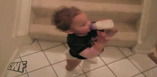 Професионално бебешко симнување по скали (видео)
