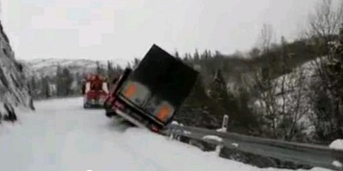 Сообраќајна несреќа во норвешки стил (видео)